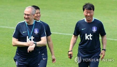 In this file photo taken on May 29, 2017, Jung Hae-sung (R), the chief assistant coach for the men's national football team smiles with then national team head coach Uli Stielike (L) at the National Football Center in Paju, north of Seoul. (Yonhap)