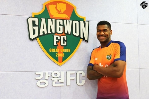 In this photo provided by Gangwon FC on July 6, 2017, Gangwon's new defender Gerson poses for the camera with the club emblem. (Yonhap)