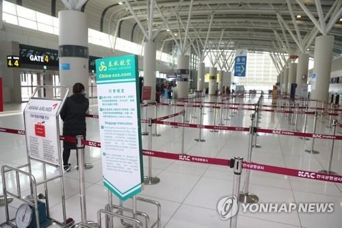 This March file photo shows the almost empty departure lobby of Jeju's aiport on South Korea's southern resort island of Jeju, as the number of Chinese visitors to South Korea decreased due to Beijing's economic retaliation over South Korea's planned deployment of a U.S. missile defense system, known as the Terminal High Altitude Area Defense, in the country. (Yonhap)