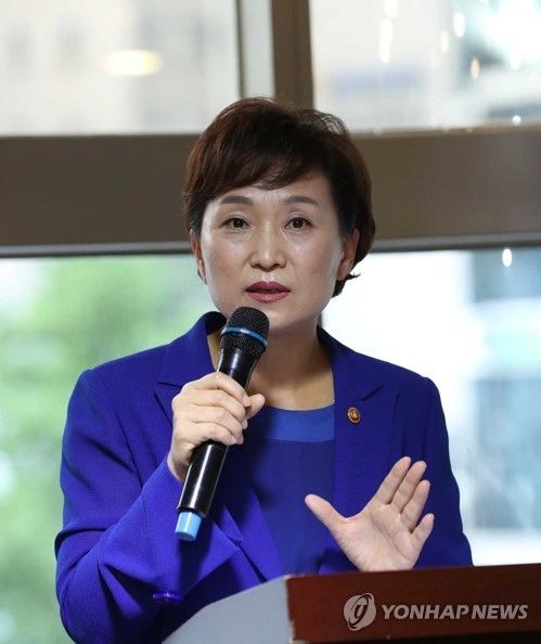 In this photo taken on July 7, 2017, Transport Minister Kim Hyun-mee answers questions from reporters in her first press conference held in Seoul. (Yonhap) 