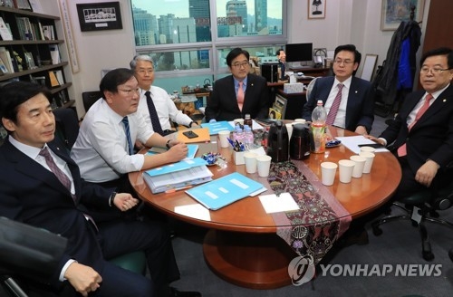 This photo, taken on Dec. 1, 2017, shows top officials from the three major parties holding talks to narrow differences over the government's 2018 budget plan at the National Assembly in Seoul. (Yonhap) 