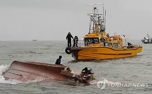 Coast Guard officials conduct rescue operations in waters near Yeongheung Island in the Yellow Sea on Dec. 3, 3017, in this photo provided by the Korea Coast Guard. (Yonhap)