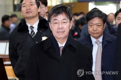 Lee Young-ryeol, former chief of the Seoul Central District Prosecutors' Office, walks out of a courtroom in southern Seoul on Dec. 8, 2017, after he was acquitted of charges in violation of an anti-graft law. (Yonhap)