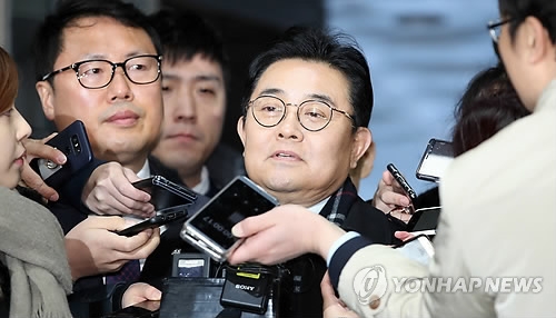 Jun Byung-hu, a former senior secretary to President Moon Jae-in, speaks to reporters after arriving at the Seoul Central District Court for arraignment on Dec. 12. (Yonhap)