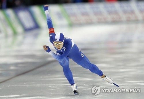 In this Associated Press photo taken on Dec. 9, 2012, South Korea's Lee Sang-hwa competes in the women's 500 meters at the International Skating Union World Cup Speed Skating in Salt Lake City, Utah. (Yonhap)