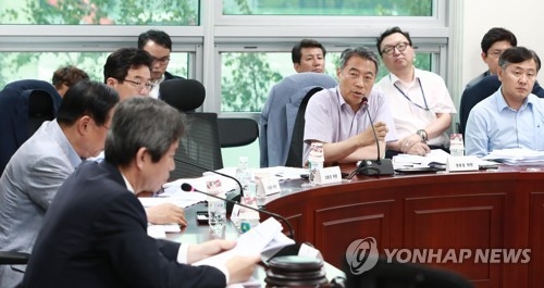 This photo, taken Aug. 2, 2017, shows lawmakers discussing a constitutional revision at the National Assembly in Seoul. (Yonhap)