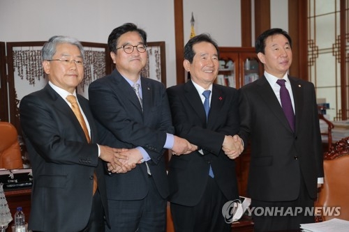 National Assembly Speaker Chung Sye-kyun (2nd from R) and the floor leaders of major parties pose for a photo after their agreement on legislative issues at the National Assembly in Seoul on Dec. 29, 2017. (Yonhap)