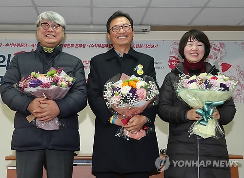 Kim Myeong-hwan (C), newly elected chairman of the Korean Confederation of Trade Unions, poses for a photo after his election on Dec. 29, 2017. (Yonhap)