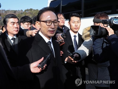 Former President Lee Myung-bak answers reporters' questions after visiting the National Cemetery in Seoul on Jan. 1, 2018. (Yonhap)
