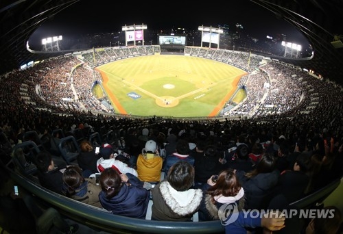This file photo taken March 31, 2017, shows fans attending the 2017 Korea Baseball Organization season opener between the Doosan Bears and the Hanwha Eagles at Jamsil Stadium in Seoul. The 2018 season will begin on March 24, the earliest start to a season in KBO history. (Yonhap)