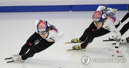 In this file photo taken Nov. 19, 2017, South Korean short track speed skaters Choi Min-jeong (L) and Shim Suk-hee compete in the quarterfinals of the women's 1,000 meters at the International Skating Union (ISU) World Cup Short Track Speed Skating at Mokdong Ice Rink in Seoul. (Yonhap)