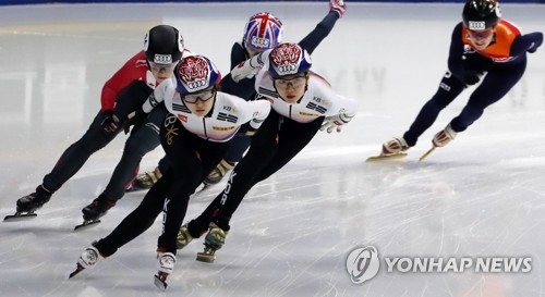 In this file photo taken Nov. 19, 2017, South Korean short track speed skaters Choi Min-jeong (L) and Shim Suk-hee compete in the final of the women's 1,000 meters at the International Skating Union (ISU) World Cup Short Track Speed Skating at Mokdong Ice Rink in Seoul. (Yonhap)