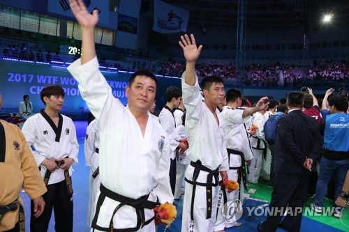 A team of North Korean taekwondo athletes wave hands to audiences at the closing ceremony of the World Taekwondo Championships held in Muju, 240 kilometers south of Seoul, in this file photo taken on June 30, 2017. (Yonhap)