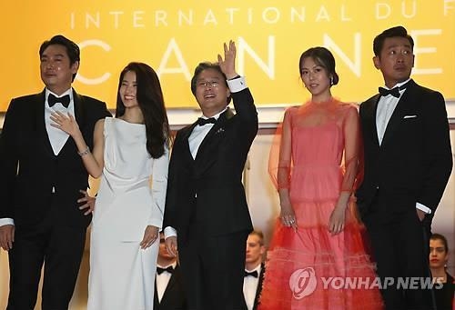 Actors Cho Jin-woong (L) and Kim Tae-ri (2nd from L), director Park Chan-wook (C), and actors Kim Min-hee (2nd from R) and Ha Jung-woo attend the screening of "The Handmaiden" at the 69th Cannes Film Festival on May 14, 2016. (Yonhap)