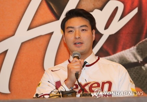 Park Byung-ho of the Nexen Heroes speaks at a press conference in Incheon on Jan. 9, 2018, after rejoining the Korea Baseball Organization club following a two-year stint with the Minnesota Twins. (Yonhap)