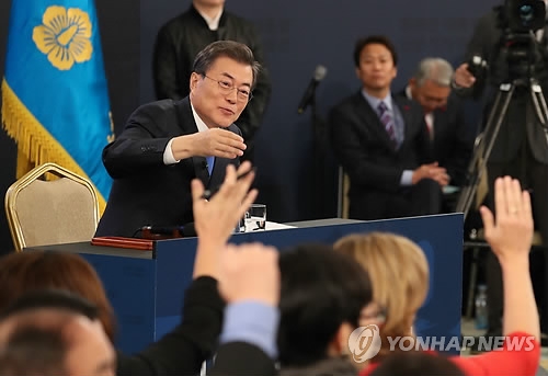 President Moon Jae-in (L) takes questions from journalist in his first press conference in the new year held at his office Cheong Wa Dae in Seoul on Jan. 10, 2018. (Yonhap)