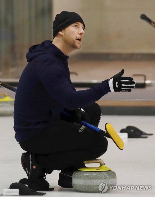 Canadian Curler Ryan Fry (C), a gold medalist, joins a training session of South Korea's national curling team at Jincheon National Training Center in Jincheon, 90 kilometers south of Seoul, in this file photo taken Jan. 4, 2018. (Yonhap)