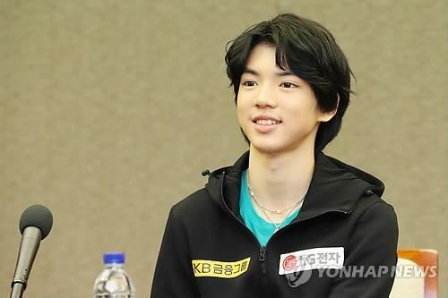 South Korean figure skater Cha Jun-hwan speaks during a press meeting in central Seoul on Jan. 11, 2018. (Yonhap)