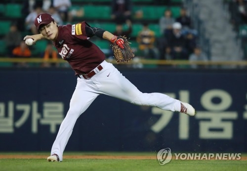 Nexen Heroes' shortstop Kim Ha-seong prepares to throw to first base during a Korea Baseball Organization regular season game against the Doosan Bears at Jamsil Stadium in Seoul on May 11, 2018. (Yonhap)