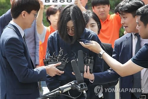 Cho Hyun-ah, a former vice president of Korean Air Lines Co., stands before media as she appeared for questioning by the customs office in Incheon, west of Seoul, over smuggling and tax evasion allegations, on June 4, 2018. (Yonhap) 
