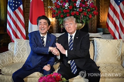 This AFP photo shows U.S. President Donald Trump (R) and Japanese Prime Minister Shinzo Abe at the Mar-a-Lago resort in Florida on April 17, 2018. (Yonhap)