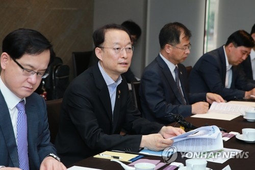 Paik Un-gyu, minister of trade, industry and energy, speaks during a meeting with representatives from South Korean memory chip and rechargeable battery makers in Seoul on June 8, 2018, in this photo provided by the ministry. (Yonhap) 