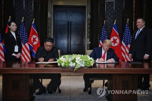 (LEAD) (US-NK summit) Trump, Kim sign 'comprehensive' summit deal