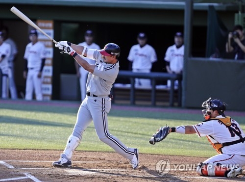 Park Yong-taik sets new KBO record with 2,500 career hits