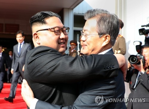 In this photo provided by Seoul's presidential office Cheong Wa Dae, South Korean President Moon Jae-in (R) and North Korean leader Kim Jong-un are seen hugging each other before departing ways after their second summit in the border town of Panmunjom on May 26, 2018. (Yonhap)
