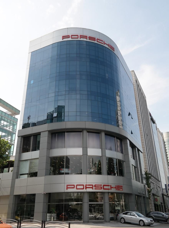 A Porsche dealership in southern Seoul (Yonhap)