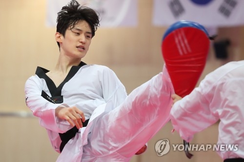 In this file photo from July 10, 2018, South Korean taekwondo practitioner Lee Dae-hoon trains at the Jincheon National Training Center in Jincheon, 90 kilometers south of Seoul. (Yonhap)