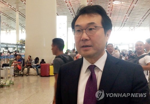 Lee Do-hoon, representative for Korean Peninsula peace and security affairs, speaks to Yonhap News Agency at an airport in Beijing before departing for South Korea on Aug. 6, 2018. (Yonhap)