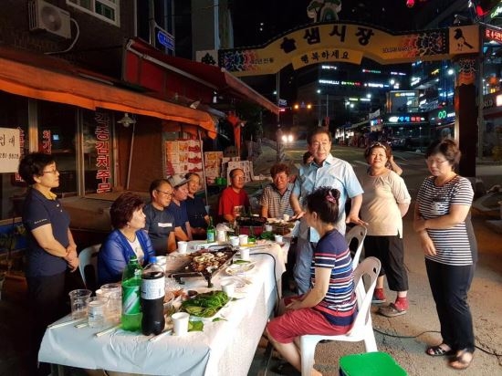 This photo captured from Seoul Mayor Park Won-soon's Facebook page shows Park having a barbecue party with merchants in a traditional market in Samyang-dong, northern Seoul. (Yonhap)