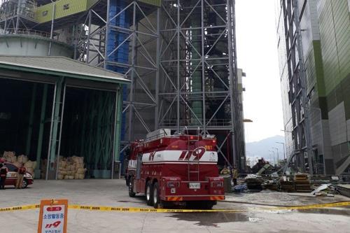 A fire truck arrives at a coal-fired power station in Pocheon, northeast of Seoul, on Aug. 8, 2018, following an explosion that killed one worker and injured four others. (Yonhap)