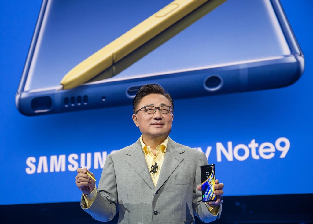 Koh Dong-jin, who heads Samsung's IT and mobile division, introduces the Galaxy Note 9 smartphone in New York on Aug. 9, 2018 (local time).