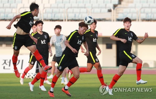 In this file photo from Aug. 6, 2018, members of the South Korean men's Asian Games football team train at Paju Stadium in Paju, Gyeonggi Province. (Yonhap)