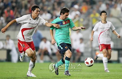 This file photo, taken Aug. 4, 2010, shows FC Barcelona's Lionel Messi (R) dribbling the ball past the K League All-Star team's Kim Hyung-il during a friendly match at Seoul World Cup Stadium in Seoul. (Yonhap)