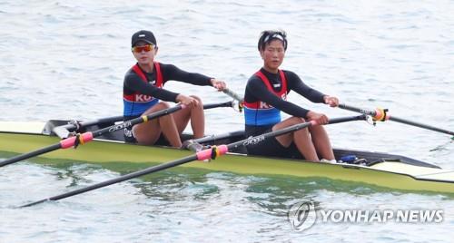 In this file photo taken on Aug. 20, 2018, the unified Korean rowing team comprised of South Korea's Song Ji-sun (L) and North Korea's Kim Un-hui compete in the women's lightweight double sculls at the 18th Asian Games in Indonesia. (Yonhap)