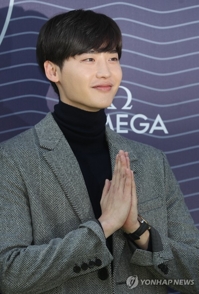 Actor Lee Jong-suk to enlist in Army next month