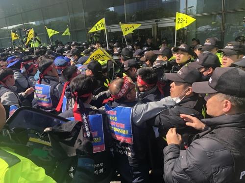 (2nd LD) Hyundai Heavy signs formal deal to take over Daewoo Shipbuilding - 2