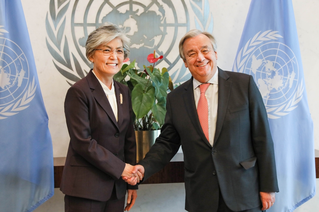 U.N. Secretary-General Antonio Guterres (R) shakes hands with South Korean Foreign Minister Kang Kyung-wha during a meeting in New York on March 28, 2019, in this photo provided by Kang's ministry. (Yonhap)