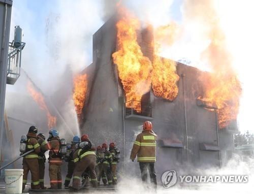 This undated file photo shows firefighters putting out an ESS fire. (Yonhap) 