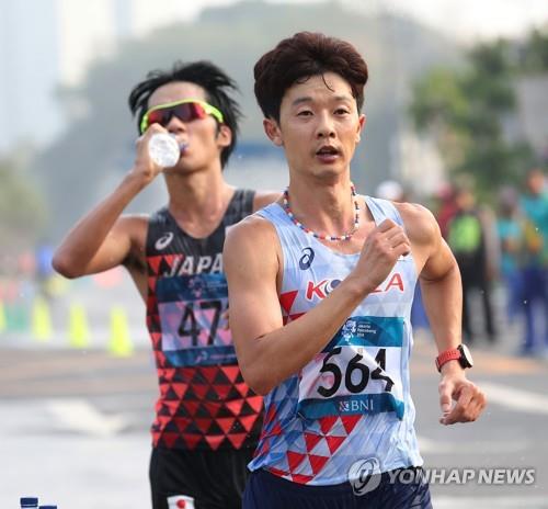 In this file photo from Aug. 29, 2018, Kim Hyun-sub of South Korea (R) competes in the men's 20km race walk at the 2018 Asian Games in Jakarta. (Yonhap)