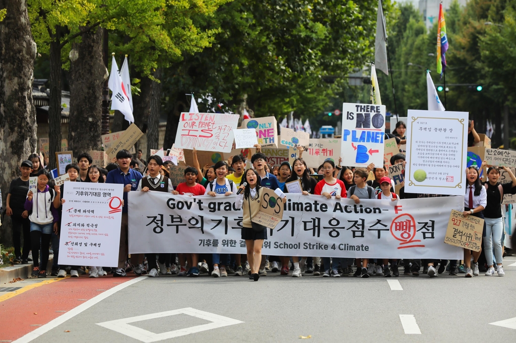 This image provided by the Youth 4 Climate Action shows students marching to the presidential office as part of the youth climate strike on Sept. 27, 2019. (PHOTO NOT FOR SALE) (Yonhap)
