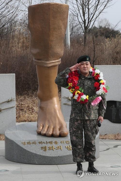 Sfc. Ha Jae-heon salutes during a ceremony to mark soldiers' discharge from the military in Paju, north of Seoul, on Jan. 31, 2019. (Yonhap)
