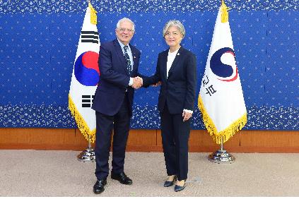 Foreign Minister Kang Kyung-wha (R) and her Spanish counterpart, Josep Borrell, shake hands before their talks at the foreign ministry in Seoul on Oct. 24, 2019, in this photo provided by her ministry. (PHOTO NOT FOR SALE) (Yonhap)