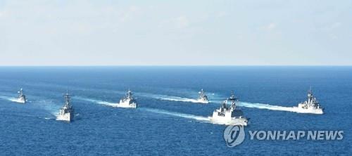 South Korean and Australian naval ships hold joint drills in seas off South Korea's southern island of Jeju on Nov. 2, 2017, in this photo provided by the South Korean Navy. (PHOTO NOT FOR SALE) (Yonhap) 
