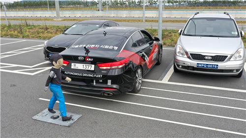 This file photo provided by Hyundai Mobis shows its R-AEB technology in action. (PHOTO NOT FOR SALE)(Yonhap)