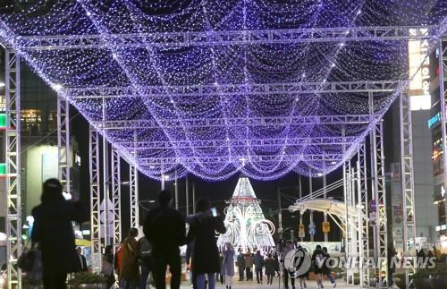 This image shows a scene from the 2018 Haeundae Lighting Festival in Busan. (Yonhap)
