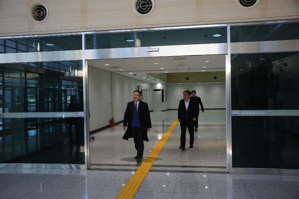 (LEAD) Vice minister visits Kaesong liaison office